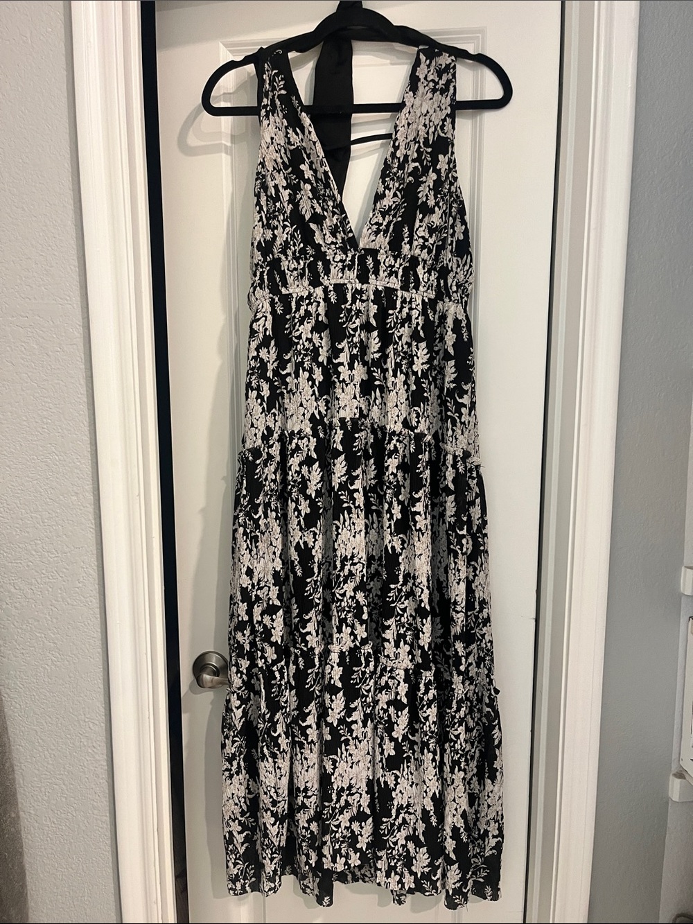 Storia Black and White Floral V-Neck Tiered Maxi Dress